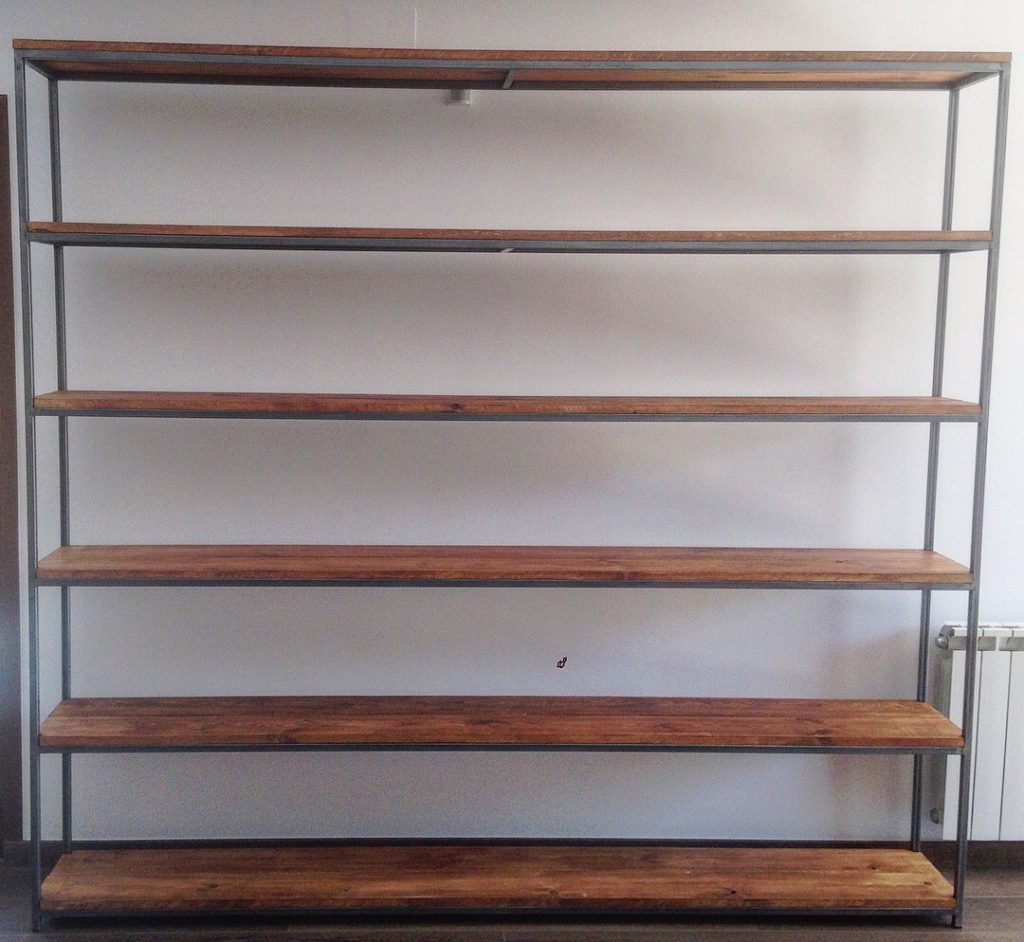 Librería de pared de hierro y madera